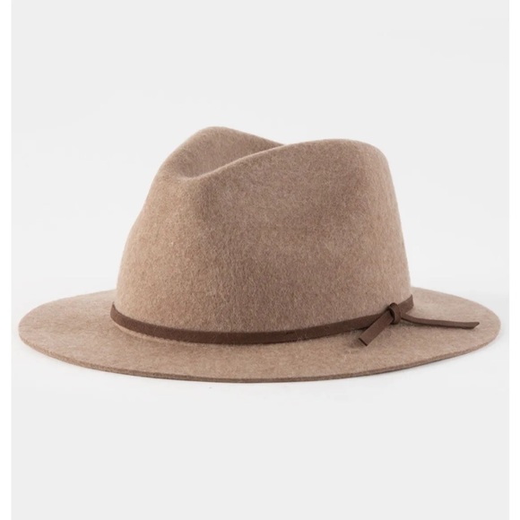 Brixton Drift Fedora. Felt fedora with band. 100% wool.
Imported.